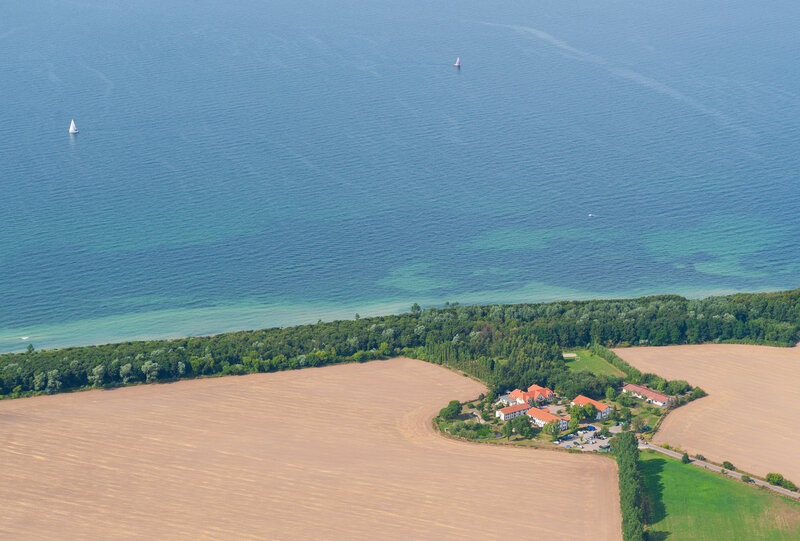 Zu sehen ist eine Luftaufnahme des Hotel Ostseeland - direkt an der Ostsee 